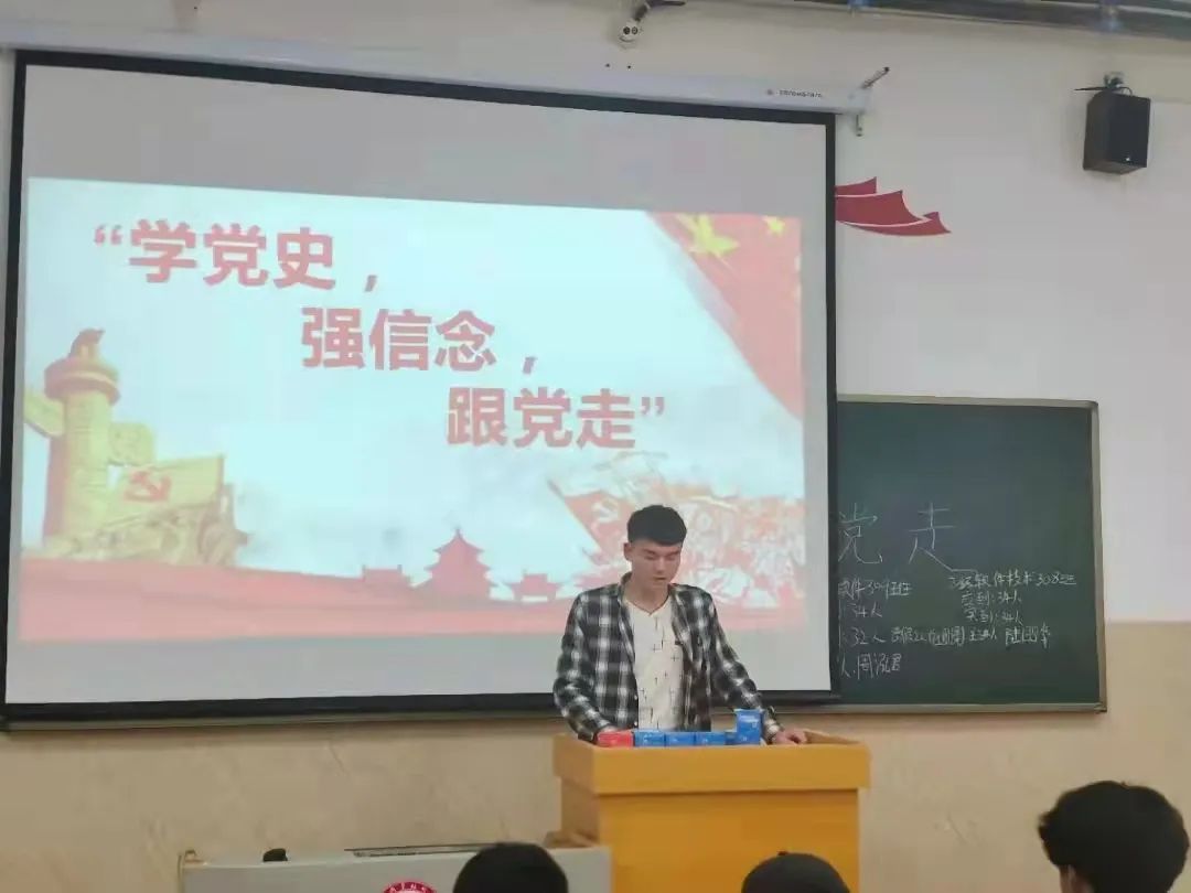人们在看台上的人在电视前低可信度描述已自动生成