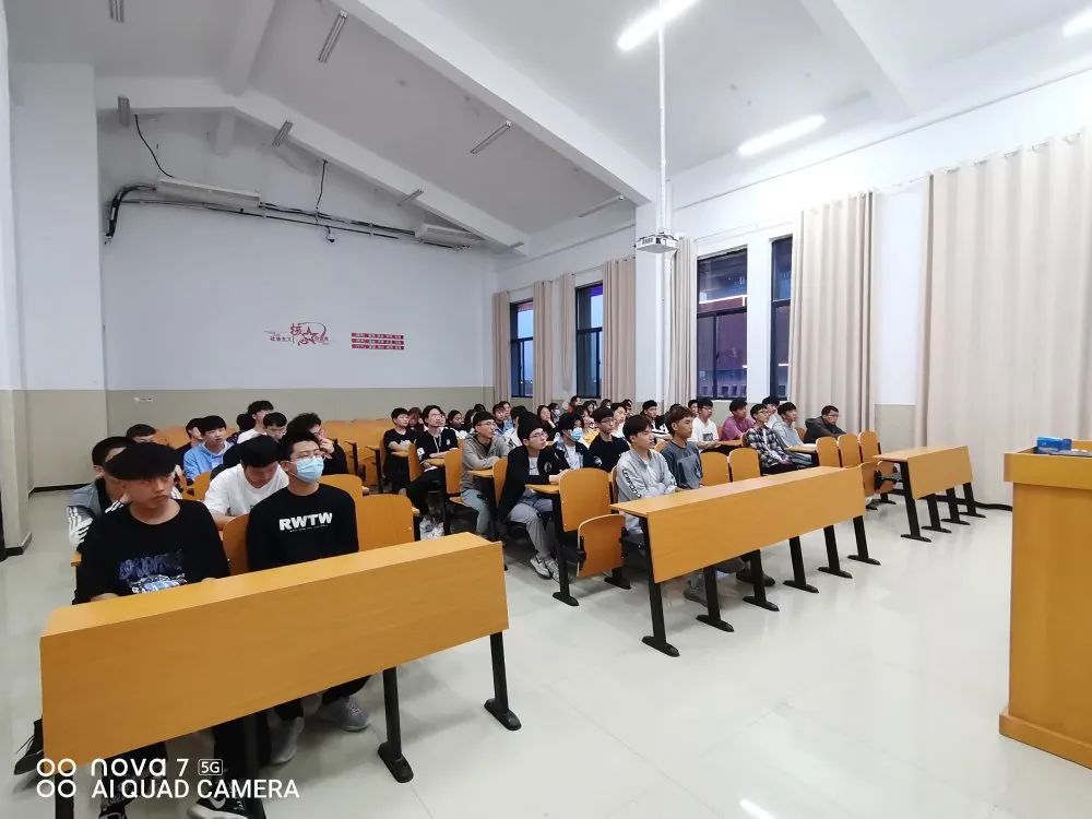 图片包含 室内, 游戏机, 桌子, 房间描述已自动生成