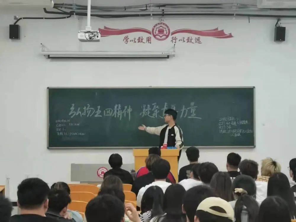一群人在台上演讲描述已自动生成