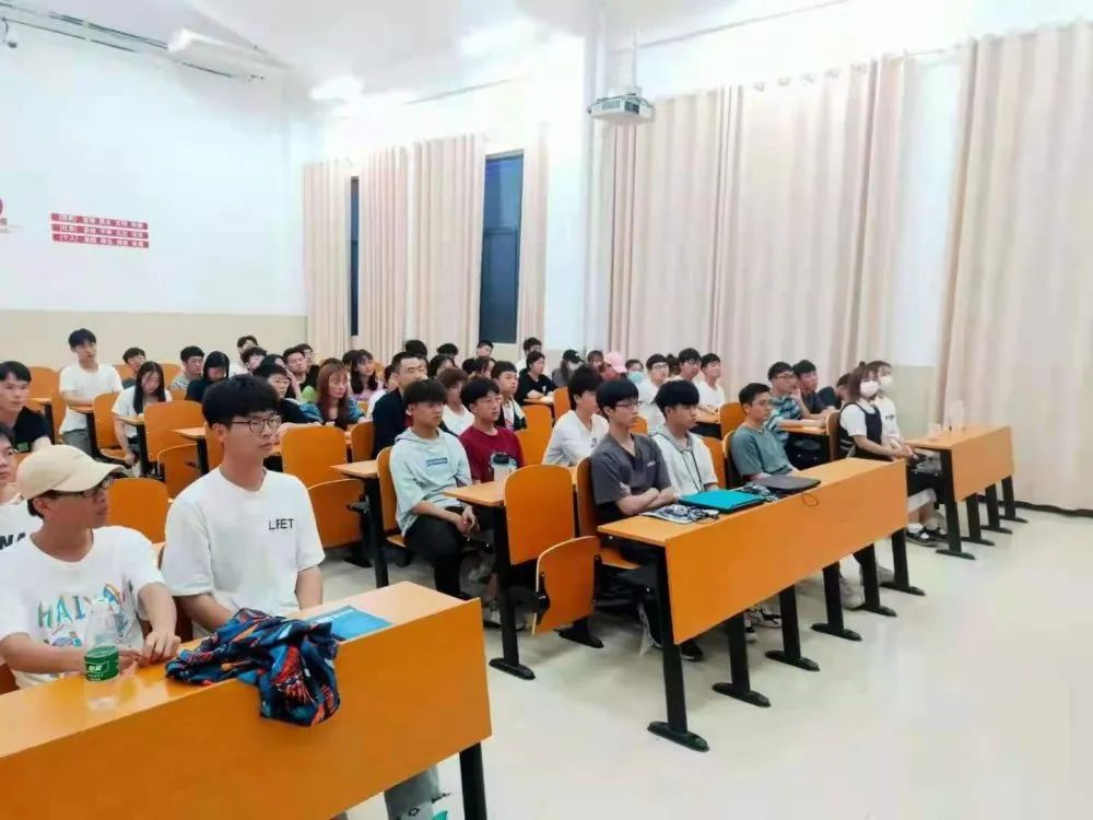 会议室里的人们中度可信度描述已自动生成