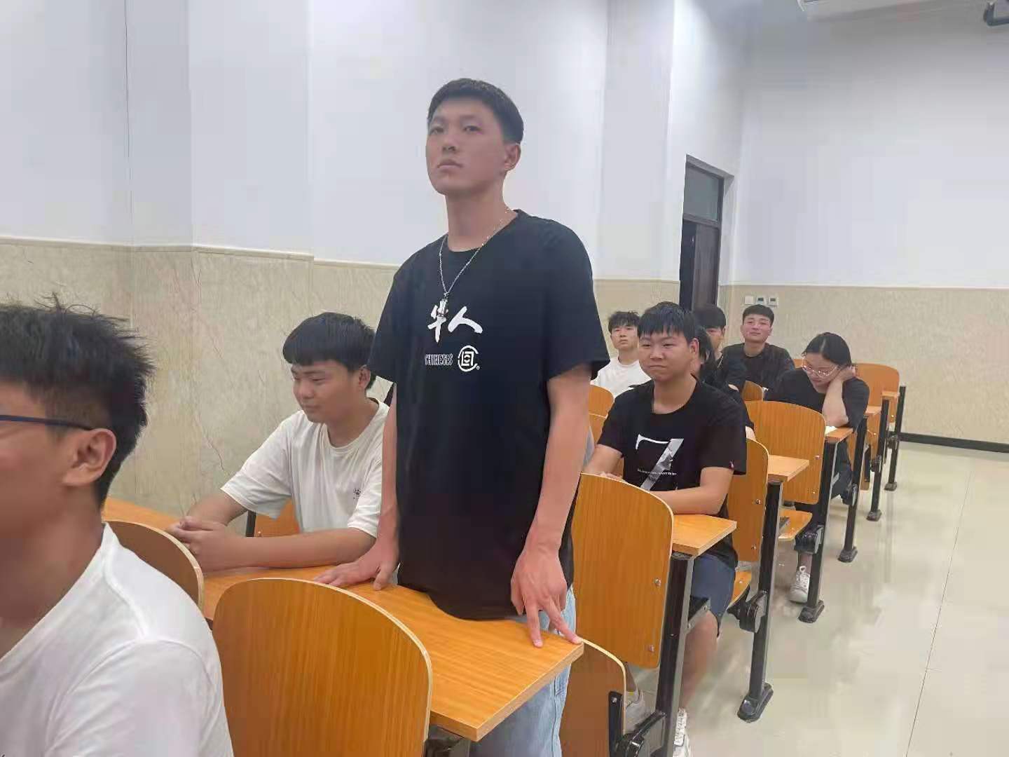 会议室里的人们中度可信度描述已自动生成