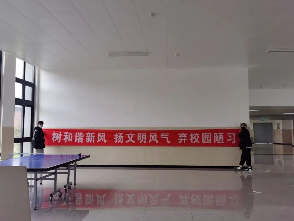 房间里的摆设布局中度可信度描述已自动生成