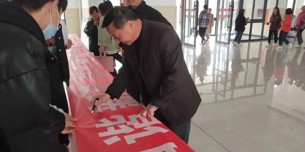 图片包含 男人, 桌子, 站, 游戏机描述已自动生成