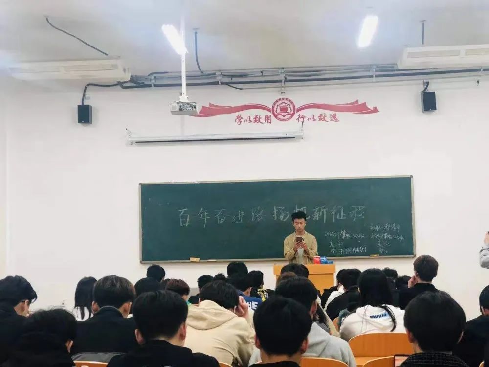 一群人在台上演讲描述已自动生成